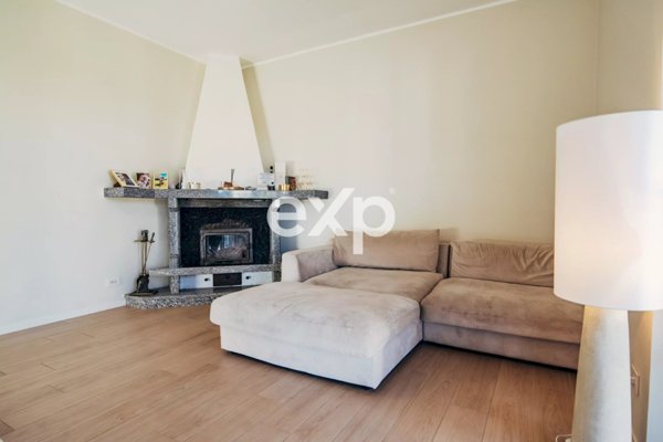 casa indipendente in vendita ad Oggiona con Santo Stefano in zona Santo Stefano