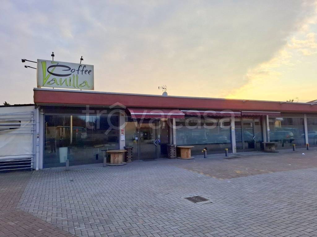 negozio in vendita ad Oggiona con Santo Stefano in zona Santo Stefano