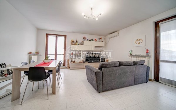 appartamento in vendita ad Oggiona con Santo Stefano in zona Santo Stefano