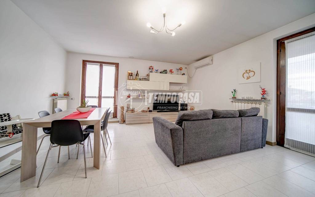 appartamento in vendita ad Oggiona con Santo Stefano in zona Santo Stefano