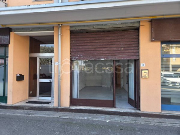 negozio in vendita ad Oggiona con Santo Stefano in zona Santo Stefano