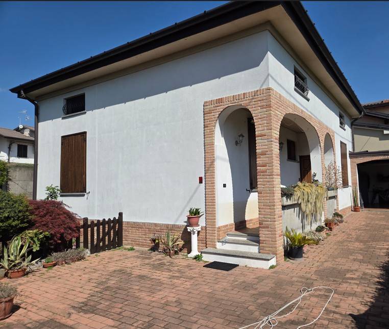 casa indipendente in vendita ad Oggiona con Santo Stefano in zona Santo Stefano