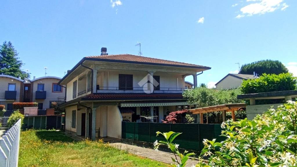 casa indipendente in vendita ad Oggiona con Santo Stefano in zona Santo Stefano