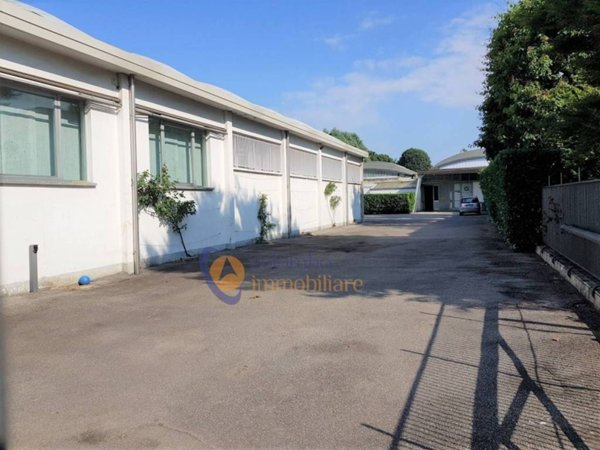 locale commerciale in vendita ad Olgiate Olona in zona Buon Gesù