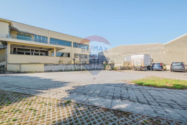 negozio in vendita ad Olgiate Olona