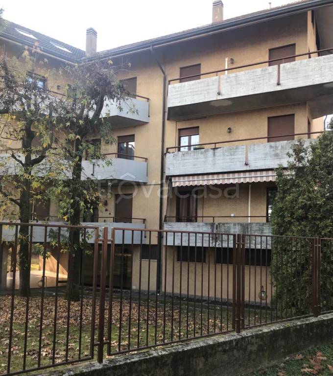 appartamento in vendita ad Olgiate Olona in zona Buon Gesù