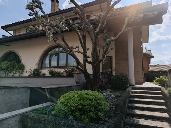 casa indipendente in vendita ad Olgiate Olona