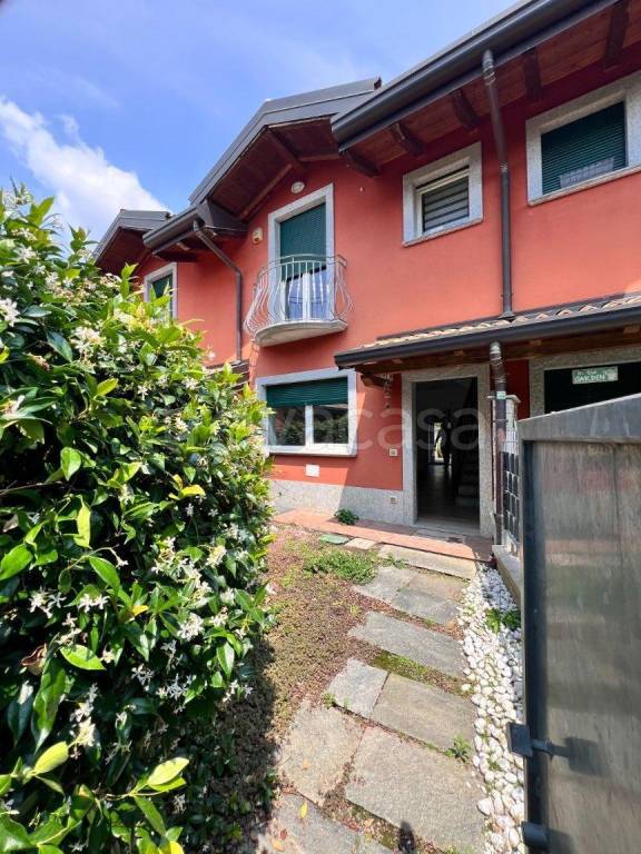 casa indipendente in vendita ad Olgiate Olona in zona Buon Gesù