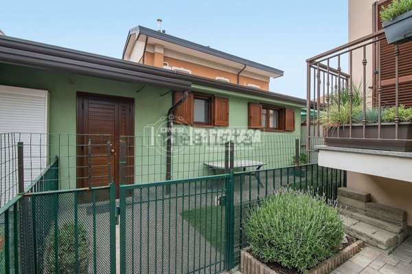 casa indipendente in vendita ad Olgiate Olona in zona Buon Gesù
