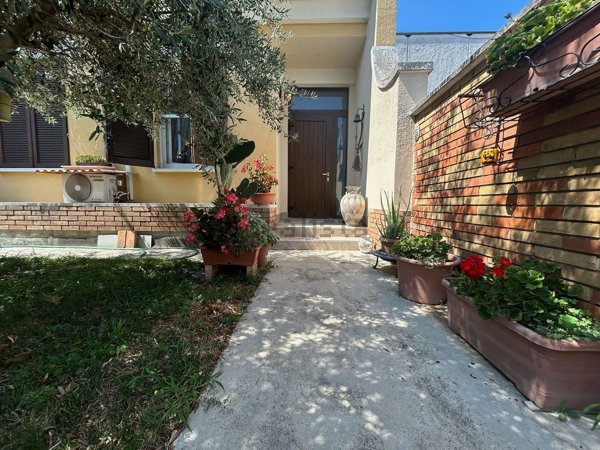 casa indipendente in vendita ad Olgiate Olona in zona Buon Gesù