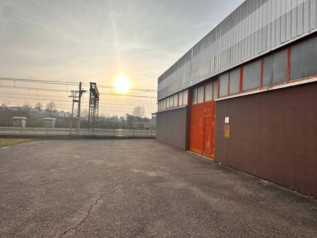 locale commerciale in vendita ad Origgio