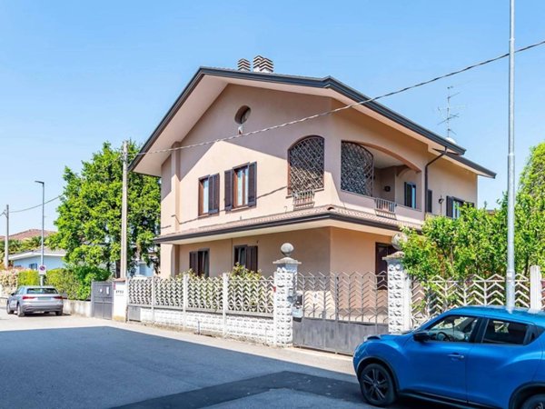 casa indipendente in vendita ad Origgio