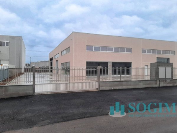 capannone in vendita ad Origgio