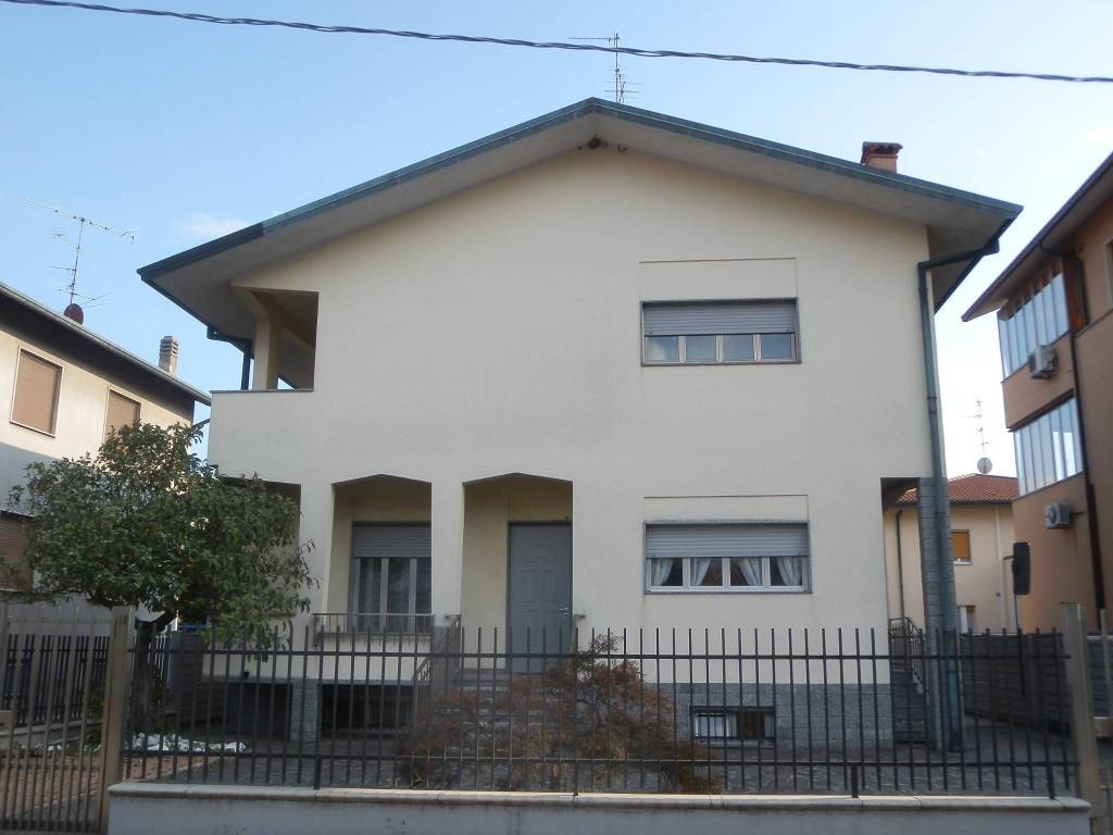 casa indipendente in vendita ad Origgio