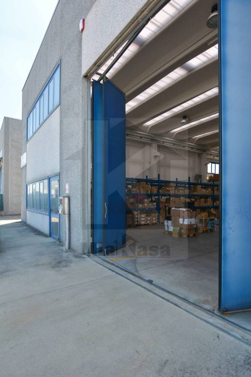 locale commerciale in vendita ad Origgio