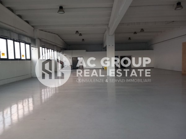 capannone in vendita ad Origgio