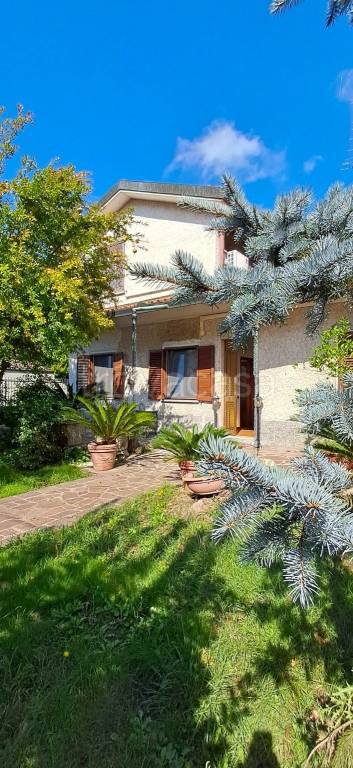 casa indipendente in vendita ad Origgio in zona Cascina Muschiona