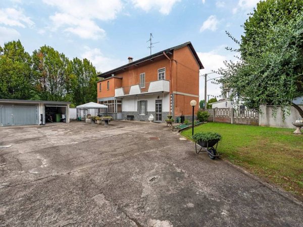 casa indipendente in vendita ad Origgio in zona Cascina Muschiona