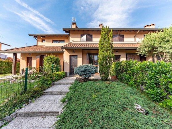 casa indipendente in vendita ad Origgio in zona Cascina Muschiona