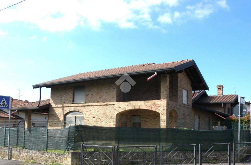 casa indipendente in vendita ad Origgio in zona Cascina Muschiona