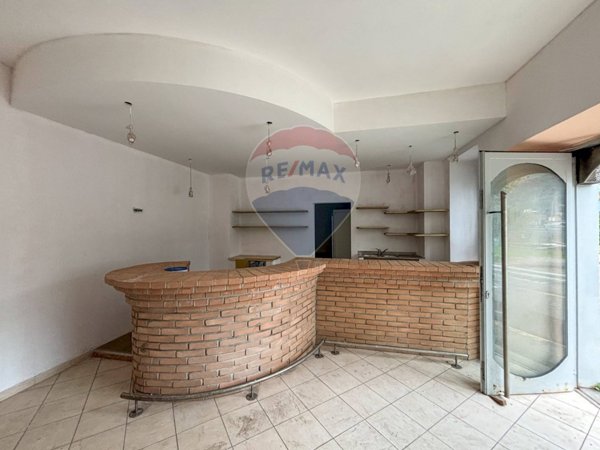 locale commerciale in vendita a Porto Ceresio