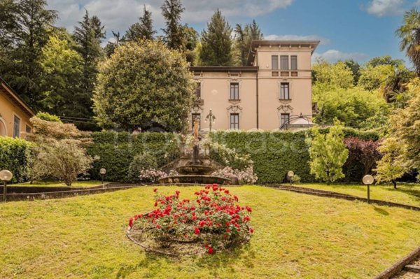 casa indipendente in vendita a Porto Ceresio in zona Bolletta