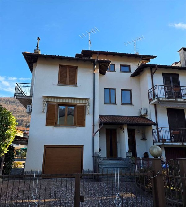 casa indipendente in vendita a Porto Ceresio in zona Bolletta