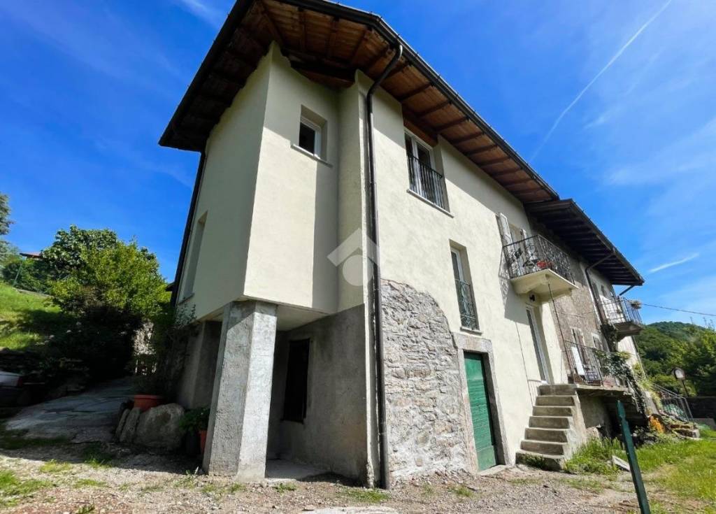 casa indipendente in vendita a Porto Ceresio in zona Cà del Monte
