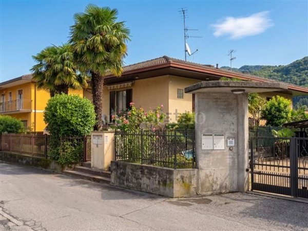 casa indipendente in vendita a Porto Ceresio in zona Bolletta