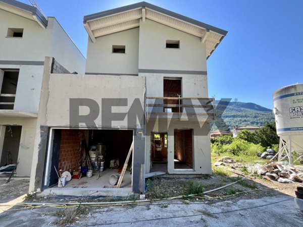 casa indipendente in vendita a Porto Ceresio in zona Bolletta