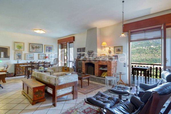 casa indipendente in vendita a Porto Ceresio in zona Bolletta