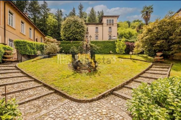casa indipendente in vendita a Porto Ceresio in zona Bolletta