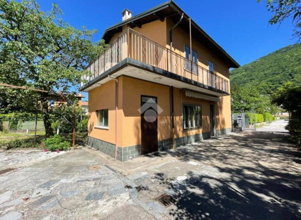 casa indipendente in vendita a Porto Ceresio in zona Bolletta