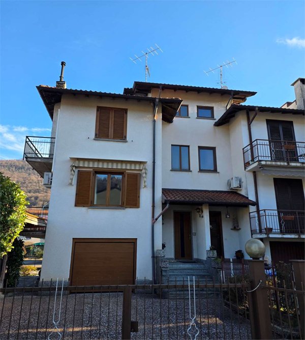 casa indipendente in vendita a Porto Ceresio in zona Bolletta