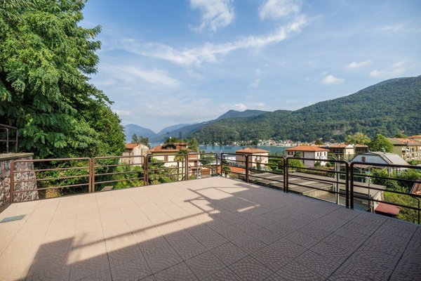 casa indipendente in vendita a Porto Ceresio in zona Bolletta