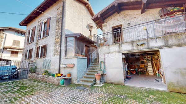 casa indipendente in vendita a Porto Valtravaglia in zona Muceno