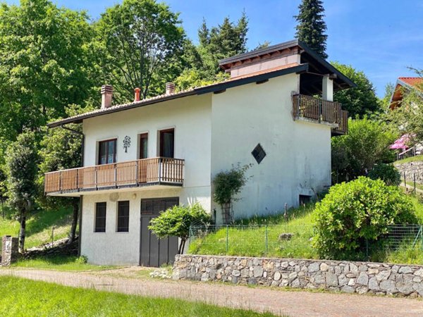 casa indipendente in vendita a Porto Valtravaglia in zona San Michele