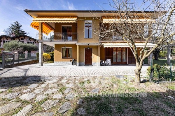 casa indipendente in vendita a Porto Valtravaglia in zona Domo