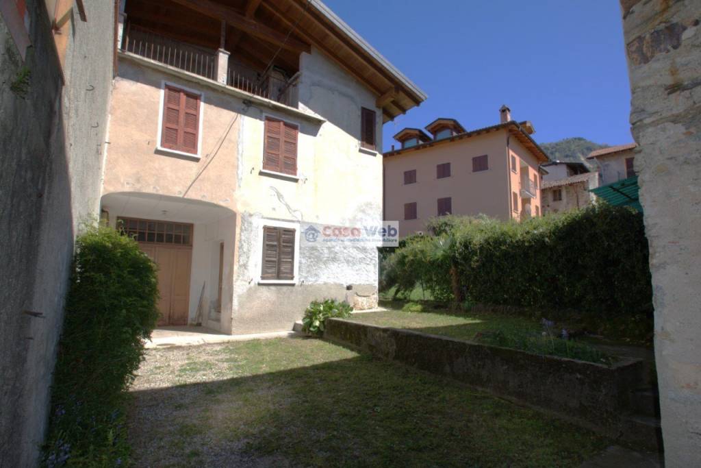 casa indipendente in vendita a Porto Valtravaglia in zona Musadino