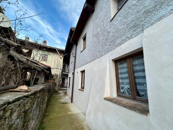 casa semindipendente in vendita a Porto Valtravaglia in zona Ligurno