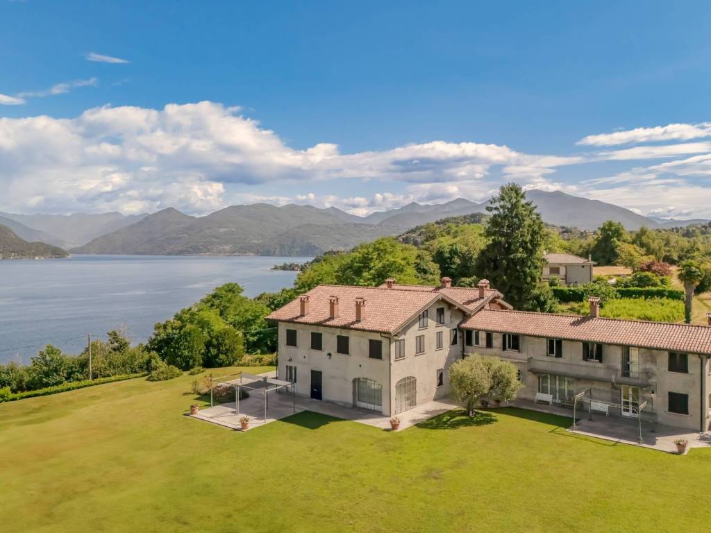 casa indipendente in vendita a Porto Valtravaglia