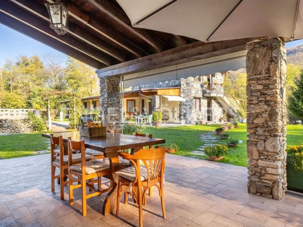 casa indipendente in vendita a Porto Valtravaglia