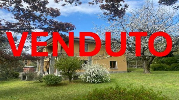 casa indipendente in vendita a Porto Valtravaglia in zona Domo