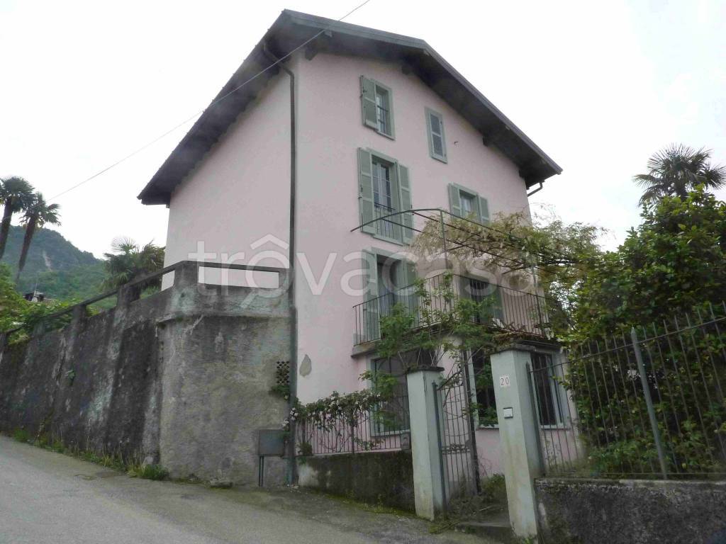 casa indipendente in vendita a Porto Valtravaglia in zona Torre