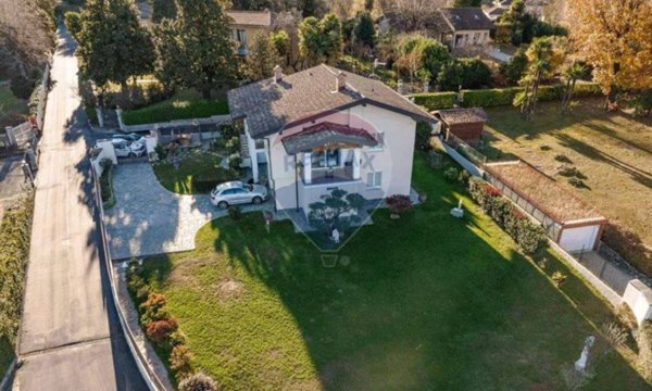 casa indipendente in vendita a Porto Valtravaglia