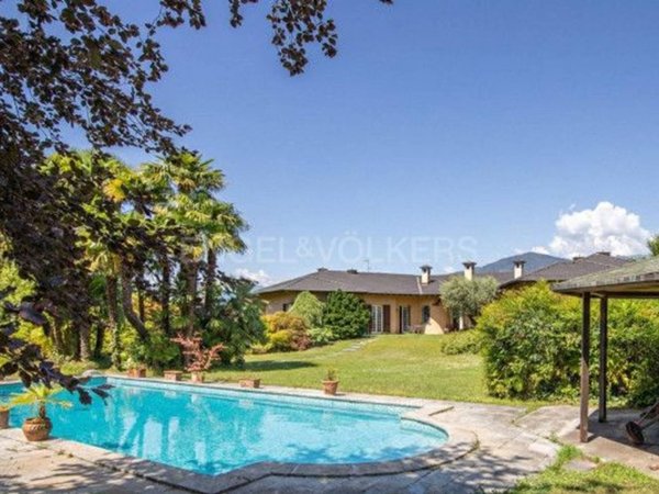 casa indipendente in vendita a Porto Valtravaglia