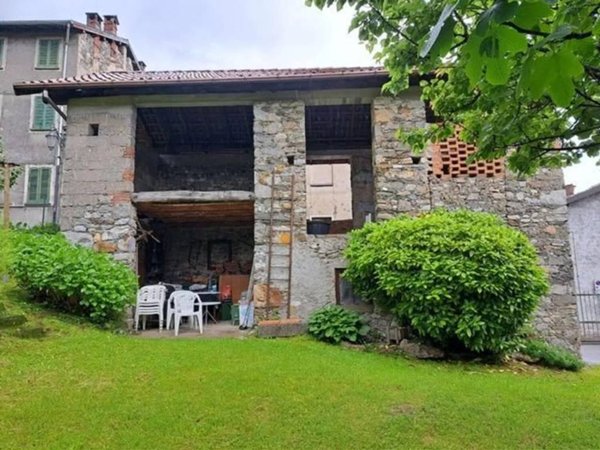 casa indipendente in vendita a Porto Valtravaglia in zona Muceno