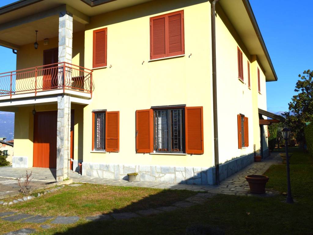 casa indipendente in vendita a Porto Valtravaglia