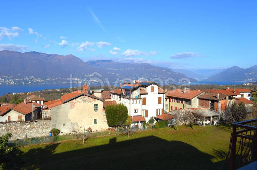 casa indipendente in vendita a Porto Valtravaglia in zona Torre