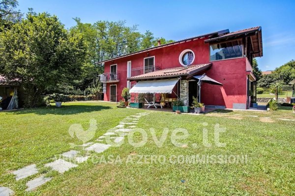casa indipendente in vendita a Porto Valtravaglia in zona Ticinallo